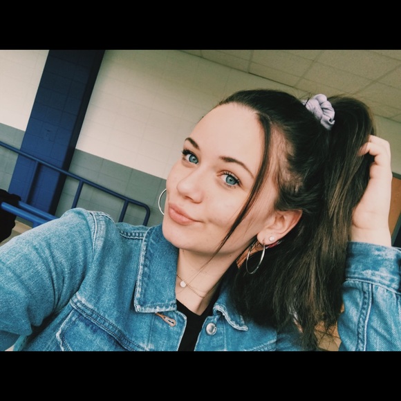 Meet your Posher, Elizabeth - Picture 3 of 5